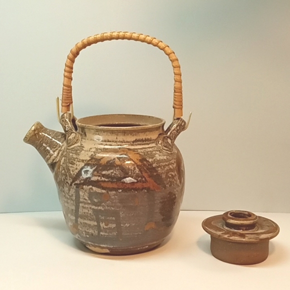 Vintage artist signed artisan pottery glazed teapot with bamboo handle. - Picture 5 of 12
